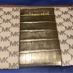 MK wristlets only used a few time in great condition and clean